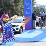 बजाज पुणे ग्रँड टूर २०२६: ढोल-ताशे, शिवगर्जना आणि सेल्फी, प्रोलॉग रेसमध्ये पुणेकरांचा रंगारंग स्वागत