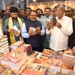 फर्ग्युसन महाविद्यालय येथे १३ ते २१ डिसेंबरदरम्यान आयोजित पुणे पुस्तक महोत्सवाचे उद्घाटन